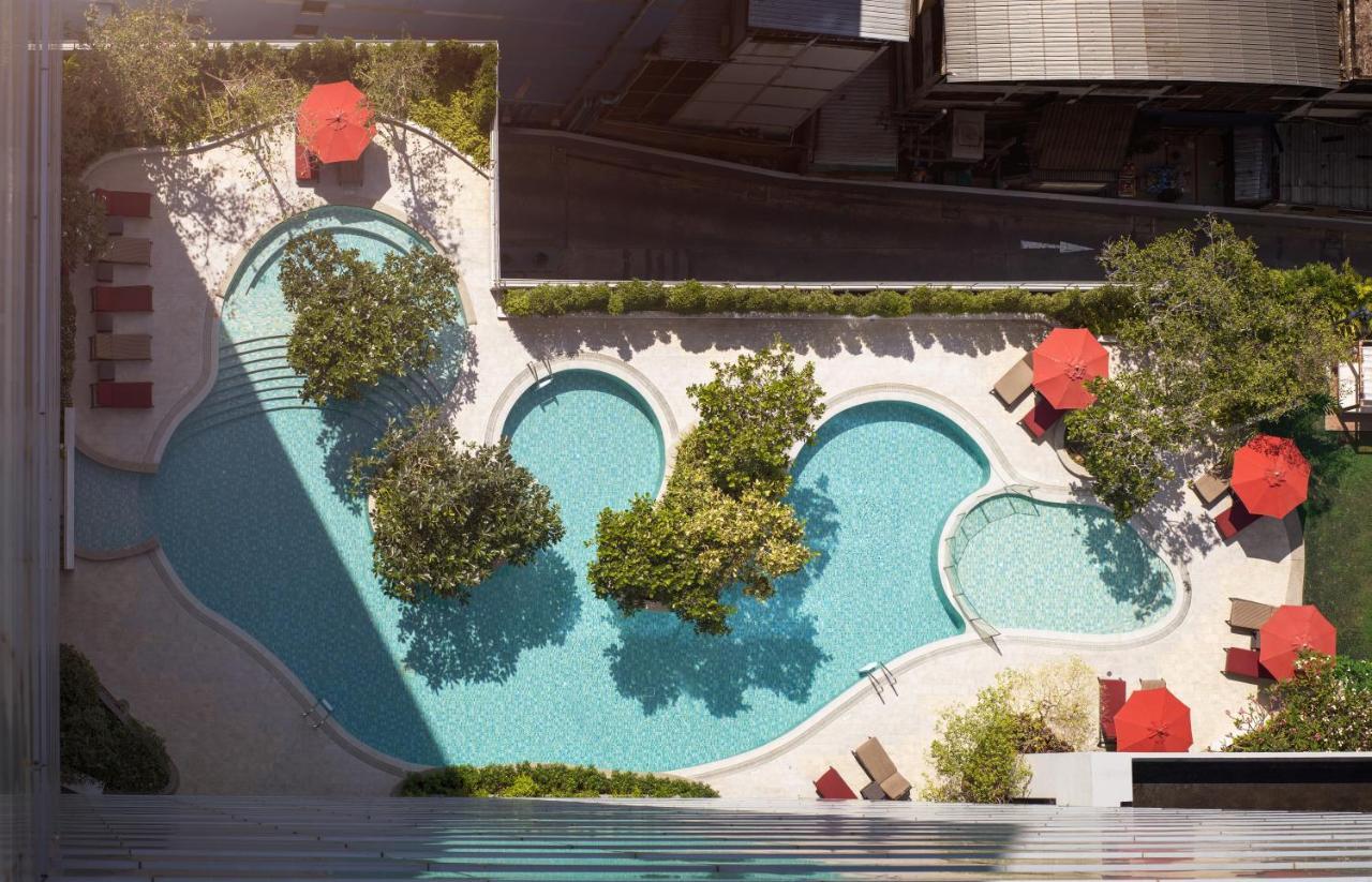 Amari Bangkok Hotel Екстериор снимка The pool at the hotel