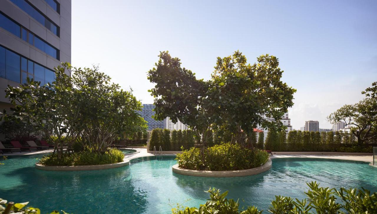 Amari Bangkok Hotel Екстериор снимка The pool at the hotel