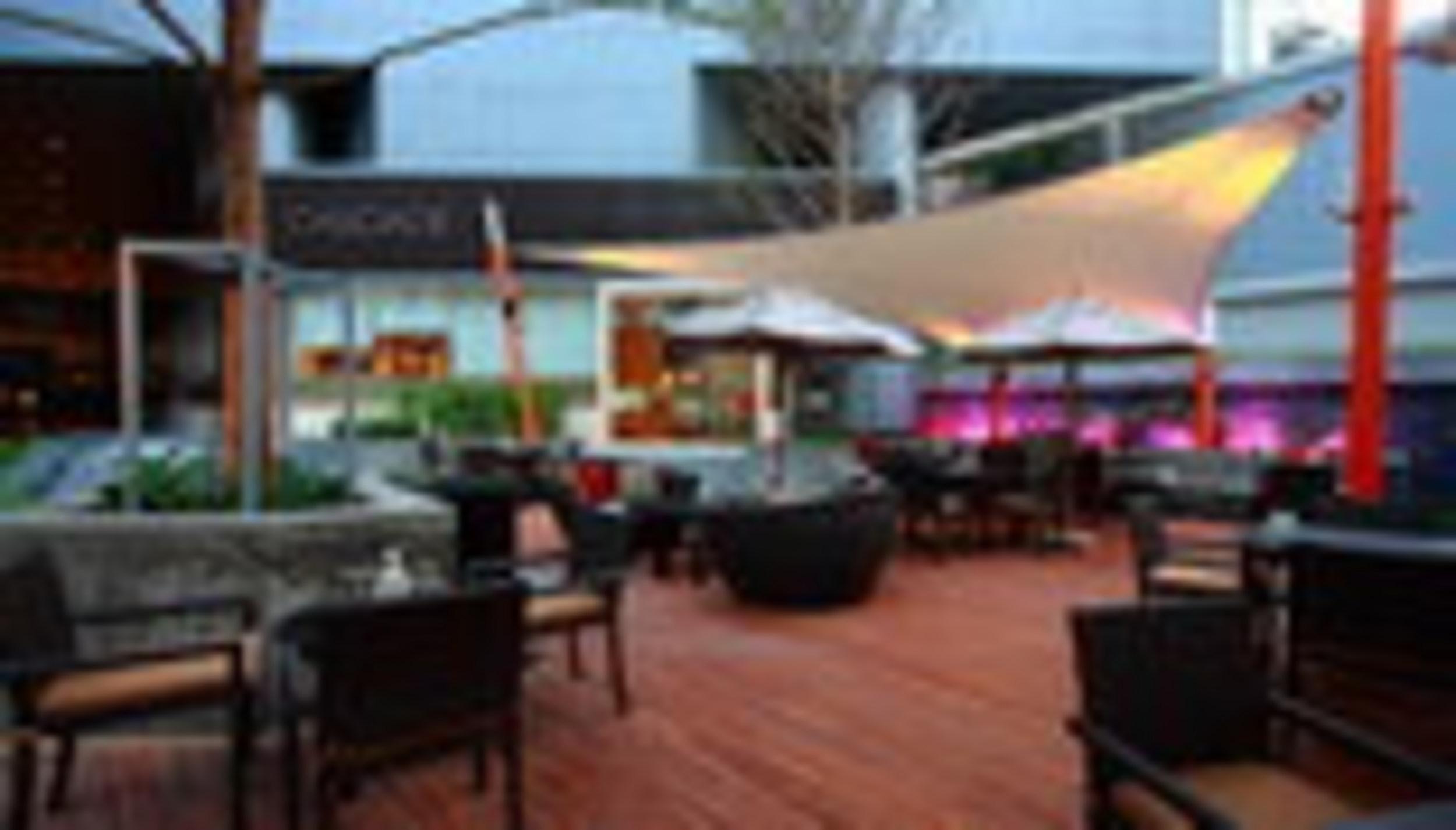 Amari Bangkok Hotel Екстериор снимка The patio at the Hotel Indigo