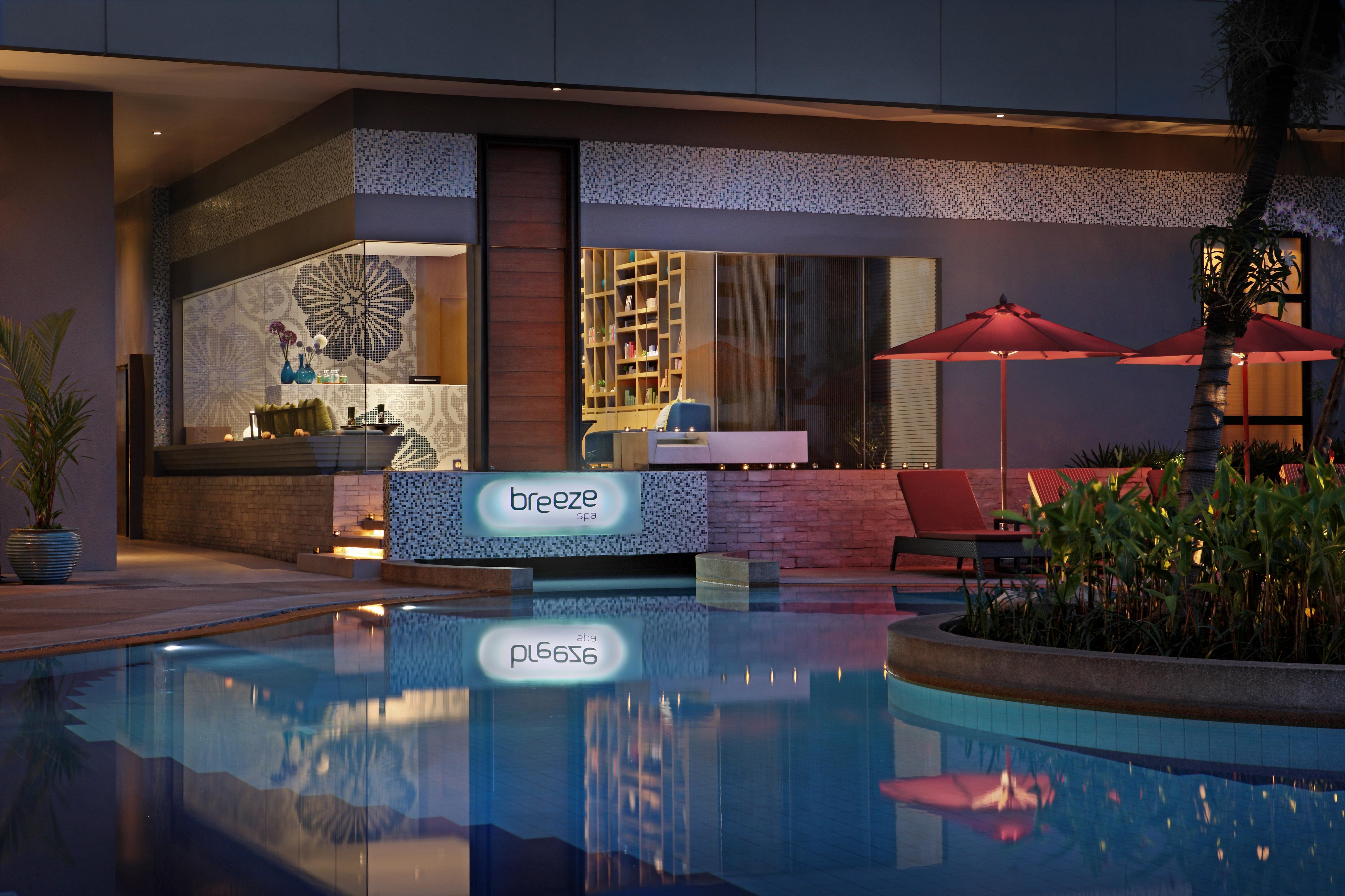 Amari Bangkok Hotel Екстериор снимка The pool at the hotel