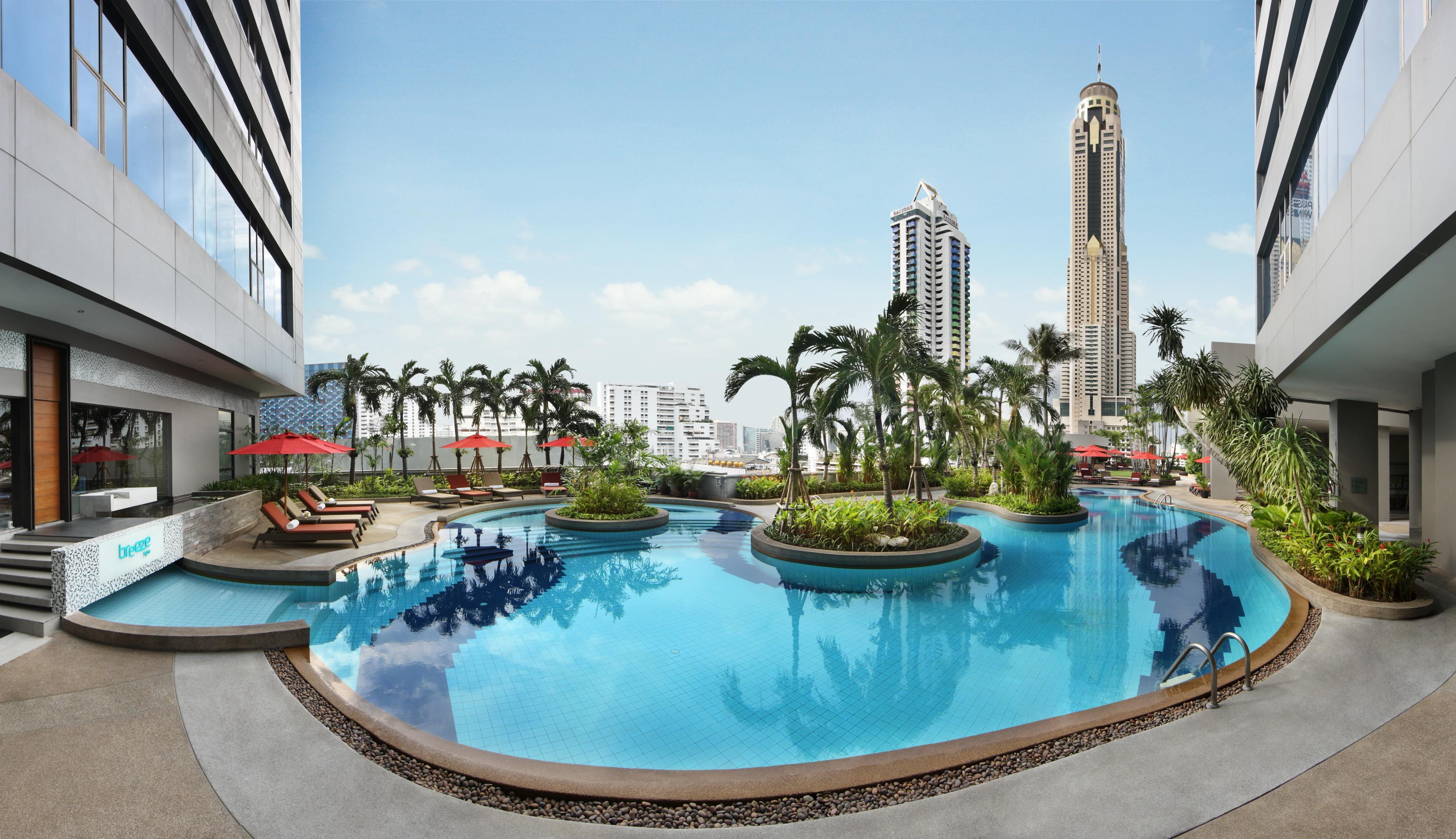 Amari Bangkok Hotel Екстериор снимка The pool at the hotel