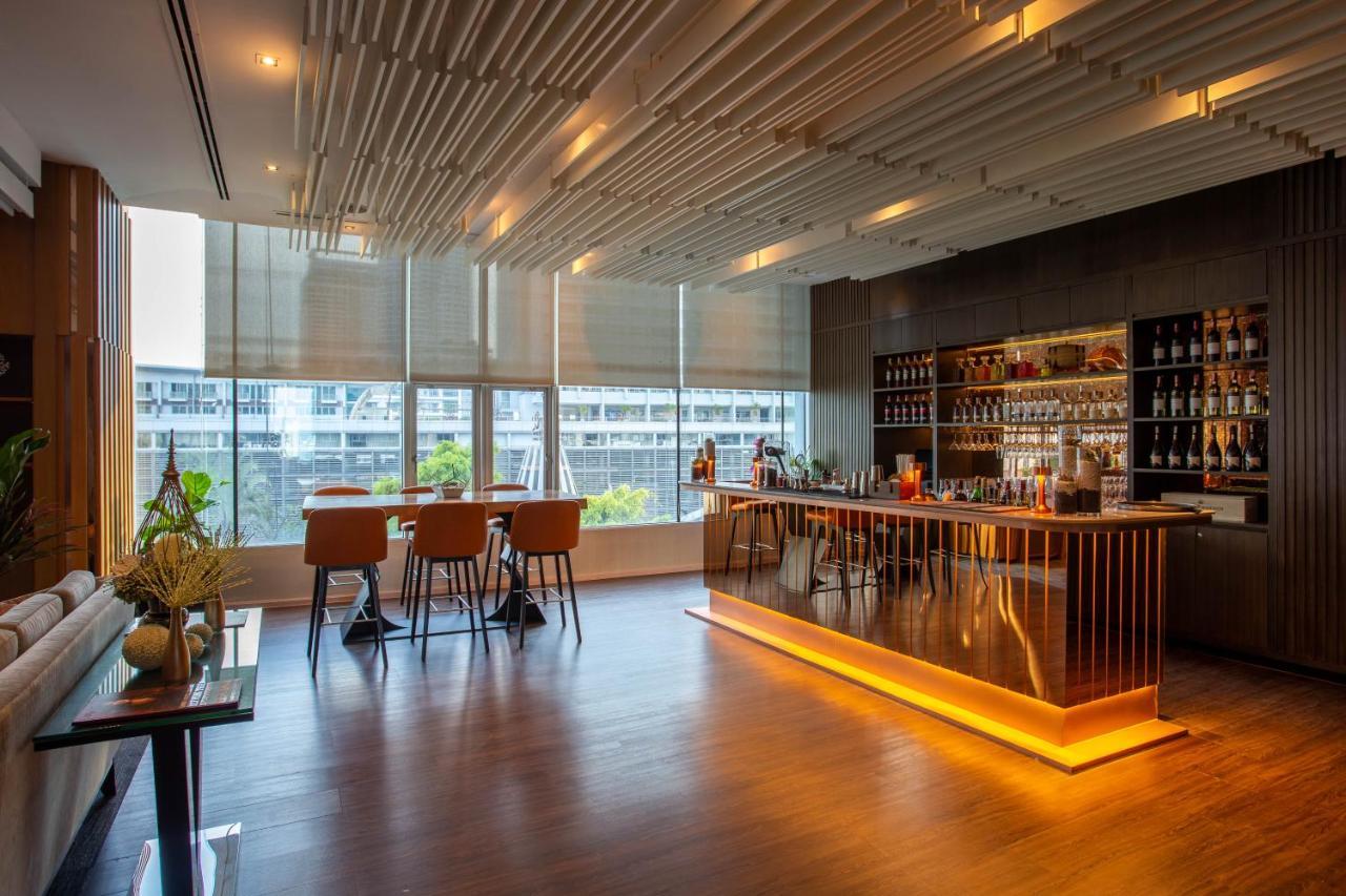 Amari Bangkok Hotel Екстериор снимка The bar at the lounge