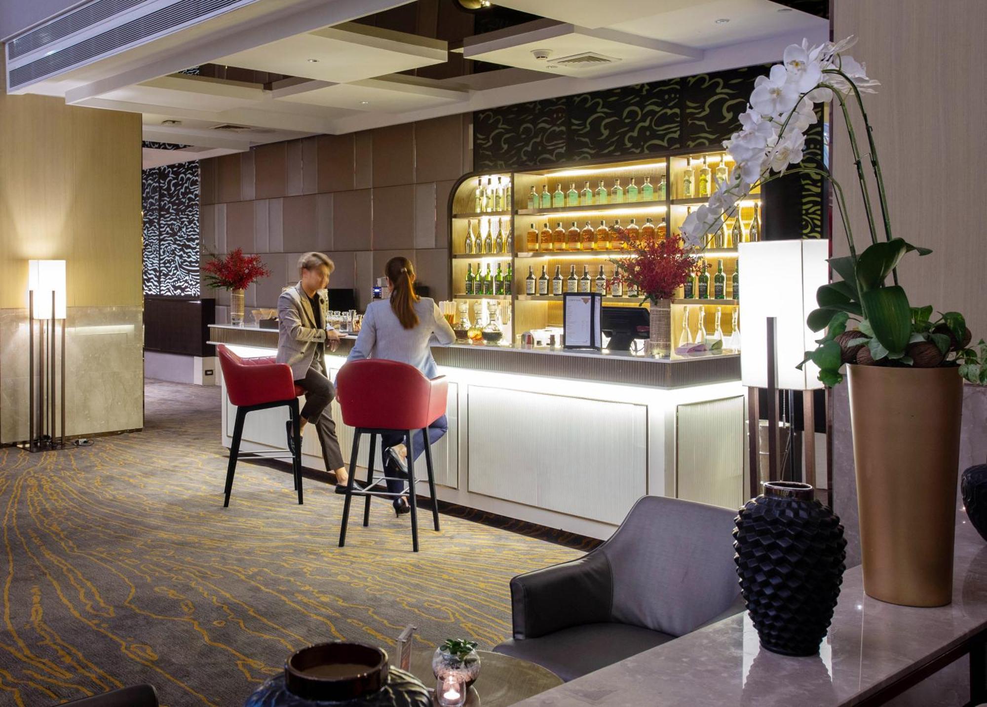 Amari Bangkok Hotel Екстериор снимка The bar at the Royal Orchid Lounge