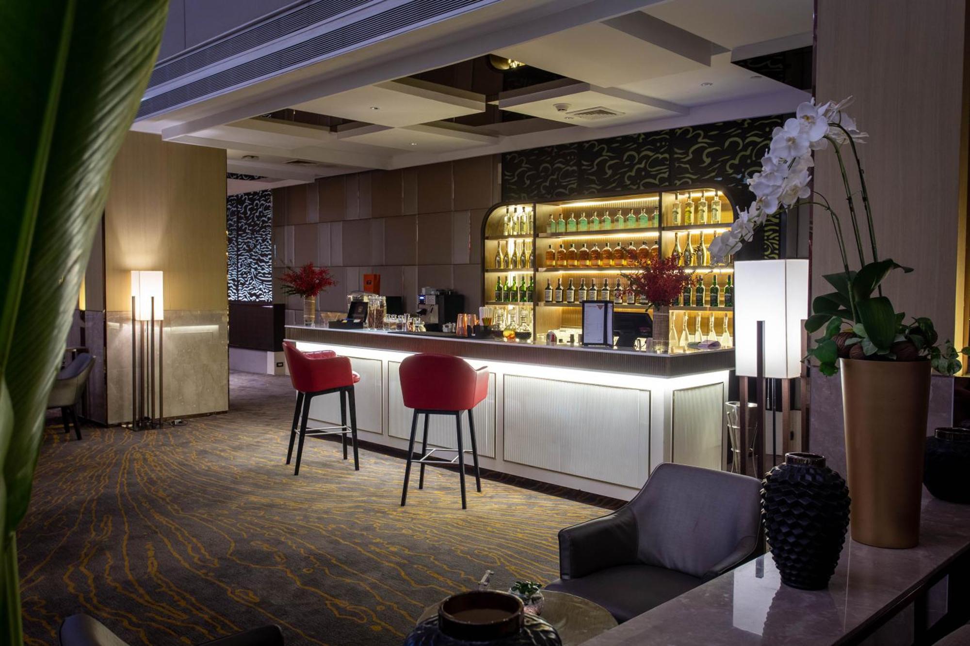 Amari Bangkok Hotel Екстериор снимка The bar at the Royal Orchid Suite