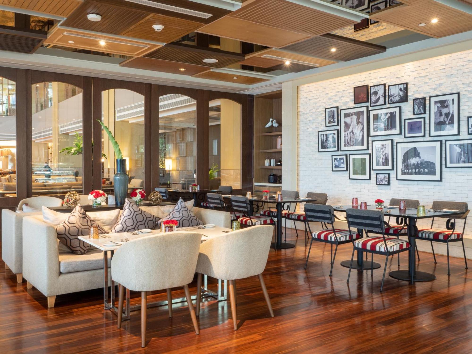 Amari Bangkok Hotel Екстериор снимка The Lounge at the airport
